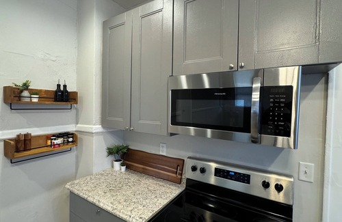 Springfield Apartment | 2 BR Charming Duplex Apt in Historic Springfield - Close to Everything