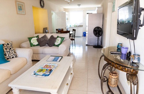 Maxwell Condo | 2 BR Condo with Pool, jacuzzi and beach across the street. 5 star reviews bnb🏝️