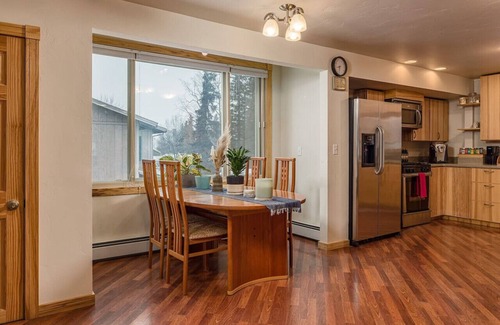 Taku - Campbell House | 2 BR Home Minutes Away from the Airport!