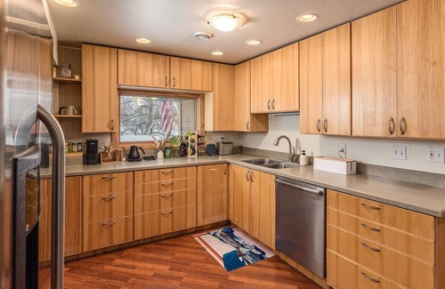 Taku - Campbell House | 2 BR Home Minutes Away from the Airport!