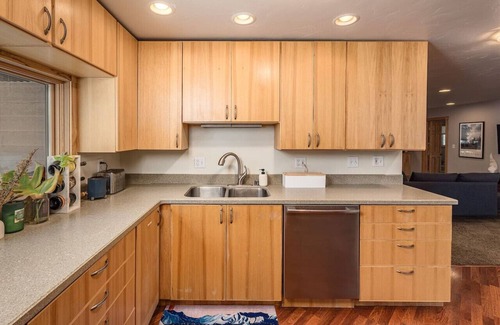 Taku - Campbell House | 2 BR Home Minutes Away from the Airport!