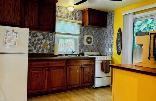 Cape May House | 2 BR house (sleeps 7) Dog friendly, walking distance to the mall & beach!