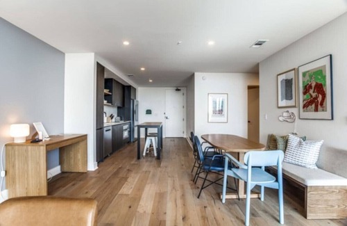 Rainey Street Historic District Apartment | 2 BR Lux Panoramic View | Rainey