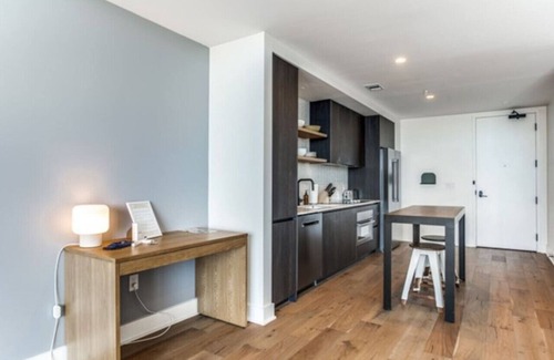 Rainey Street Historic District Apartment | 2 BR Lux Panoramic View | Rainey