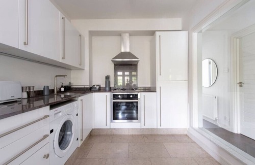 Leyton Apartment | 2 BR, Modern Urban Sanctuary