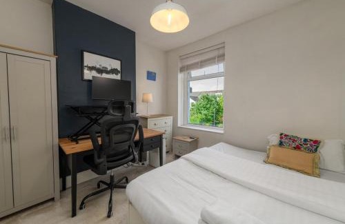 Roath Apartment | 2 BR Neutral Sanctuary - 27 Min To Cardiff Castle