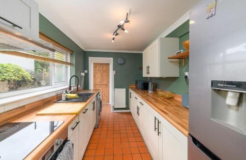 Roath Apartment | 2 BR Neutral Sanctuary - 27 Min To Cardiff Castle