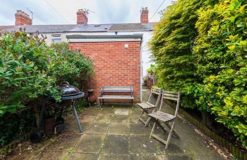 Roath Apartment | 2 BR Neutral Sanctuary - 27 Min To Cardiff Castle