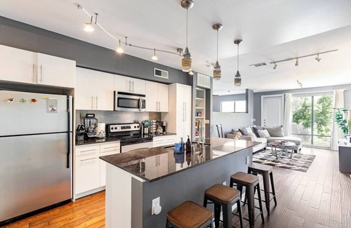 Oak Lawn Condo | 2 BR Oak Lawn Condo WFH Setups Gated Parking