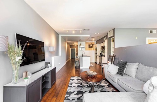 Oak Lawn Condo | 2 BR Oak Lawn Condo WFH Setups Gated Parking