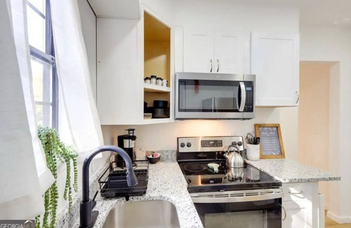 Macon House | 2-BR Retreat Near Mercer, Downtown, Atrium, Museums & Parks