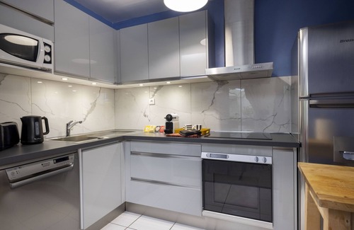 Quartier du Petit-Montrouge Apartment | 2 Br Terrace Apt in A Private House, 4 Guests, Room Service, Spa, Art