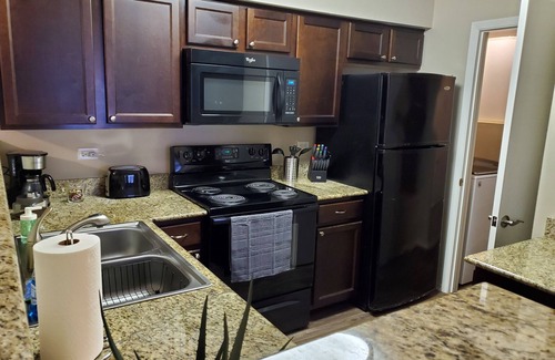 Lombard Condo | 2 BR W/Washer Dryer, Fireplace, Close To It All, Monthly Stays Welcome
