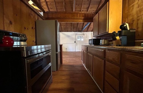 Applegate Cabin | 2 BR, walk to beach, volleyball