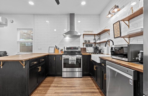 Folsom House | 🌟 2 BR Zen Retreat + Full Kitchen, Outdoor Patio & EV Charging in Old Folsom 🌟