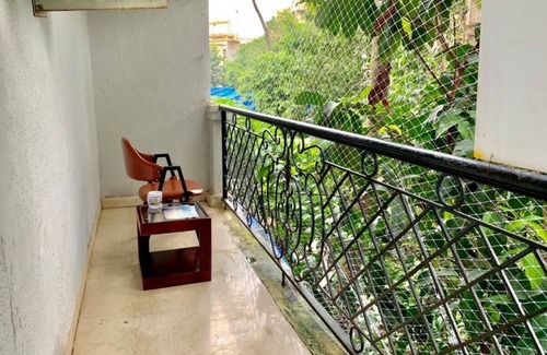 Pali Hill Apartment | 2 BRs, Quiet Bandra location, 3 balconies, Wifi
