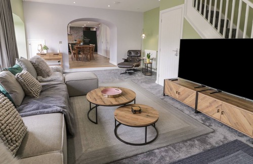 Llanfairpwllgwyngyll Cottage | 2 BRYN GOF, family friendly, with a garden in Llanfairpwllgwyngyll