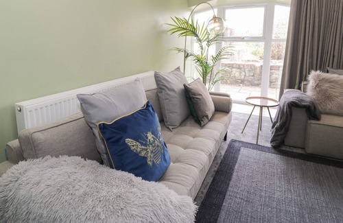 Llanfairpwllgwyngyll Cottage | 2 BRYN GOF, family friendly, with a garden in Llanfairpwllgwyngyll