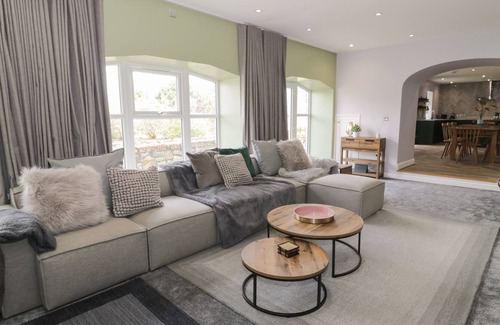 Llanfairpwllgwyngyll Cottage | 2 BRYN GOF, family friendly, with a garden in Llanfairpwllgwyngyll