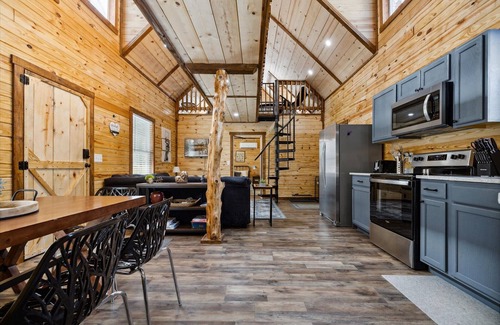 Rogers Cabin | 2 Cabins- Hot Tubs | Dogs OK | Hiking | Climbing