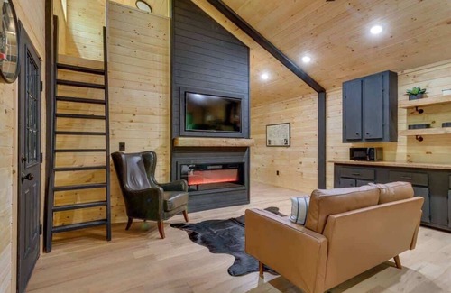 Rocky Grove Cabin | 2 Cabins side by side - Sleeps 9, Perfect for 2