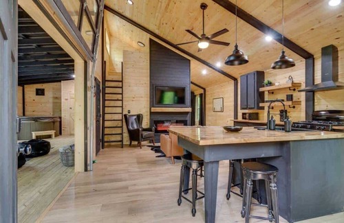 Rocky Grove Cabin | 2 Cabins side by side - Sleeps 9, Perfect for 2