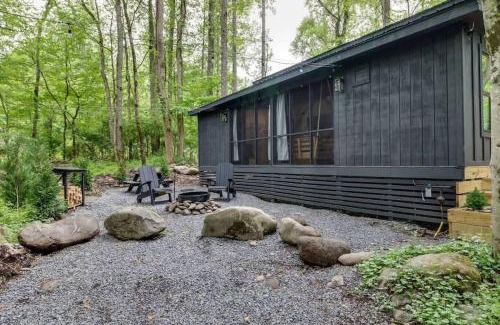 Rocky Grove House | 2 Cabins side by side - Sleeps 9 Perfect for 2 fa