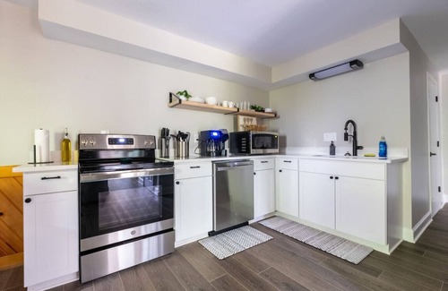 Helen Cabin | 2 Cabins, Walk 2 Helen, Air Hockey, Theater for 40