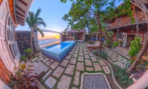 Pochomil House | 2 Casitas for 8 guests on Beach Front w Pool & AC
