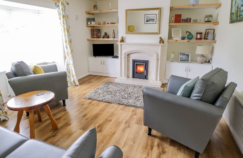 Dromahair Cottage | 2 CASTLE COVE, pet friendly in Dromahair, County Leitrim