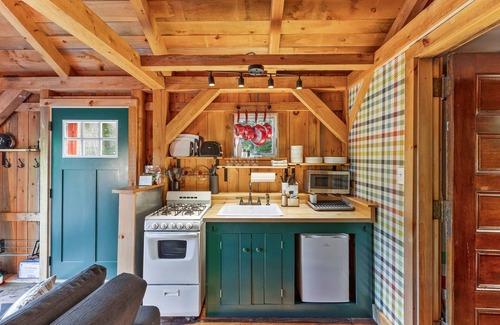 Bethel Cabin | 2 Charming Cabins! 2 Hot Tubs! Dogs Welcomed