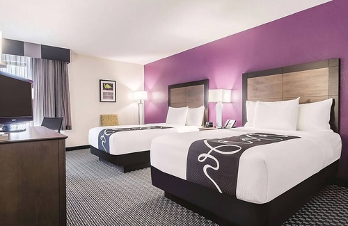 Myrtle Beach Hotel | 2 Comfortable Deluxe Rooms with 2 Double Beds at La Quinta Inn: near the Beach