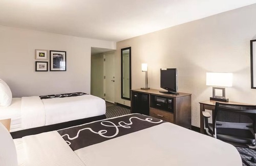 Myrtle Beach Hotel | 2 Comfortable Deluxe Rooms with 2 Double Beds at La Quinta Inn: near the Beach