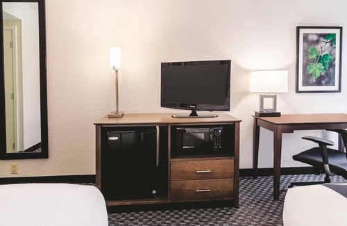 Myrtle Beach Hotel | 2 Comfortable Deluxe Rooms with 2 Double Beds at La Quinta Inn: near the Beach