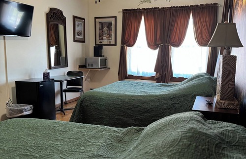 Blanchardville Hotel | 2 Comfortable Queen Beds & Hot Shower at an affordable price.
