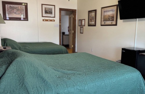 Blanchardville Hotel | 2 Comfortable Queen Beds & Hot Shower at an affordable price.