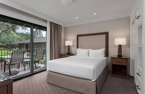 Napa Hotel | 2 Comfortable Suites with Full Kitchen! Pool, Onsite Golf Course & Tennis Courts