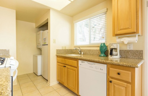 Oxnard Shores Hotel | 2 Comfortable Units, Kitchen & Free Parking