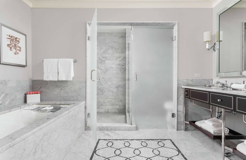 Rush and Division Hotel | 2 Connecting Suites at a 5⭐️ Hotel
