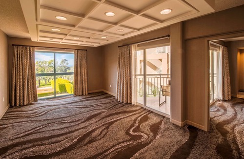 Torrey Pines Hotel | 2 Connecting Suites at a 4⭐️ Hotel