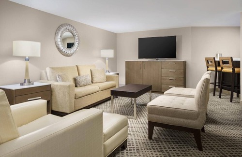 Airport North House | 2 Connecting Suites at a 4⭐️ Hotel