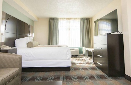 Airport North Hotel | 2 Connecting Suites at a Hotel