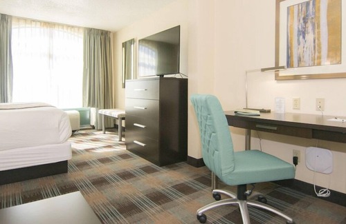 Airport North Hotel | 2 Connecting Suites at a Hotel