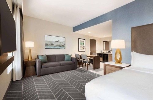 Downtown Wilmington Hotel | 2 Connecting Suites at a Hotel