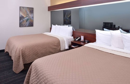 Maryville Hotel | 2 Convenient Rooms on East 1st Street and US Highway 71 | Free Breakfast
