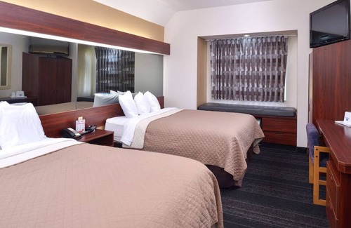 Maryville Hotel | 2 Convenient Rooms on East 1st Street and US Highway 71 | Free Breakfast