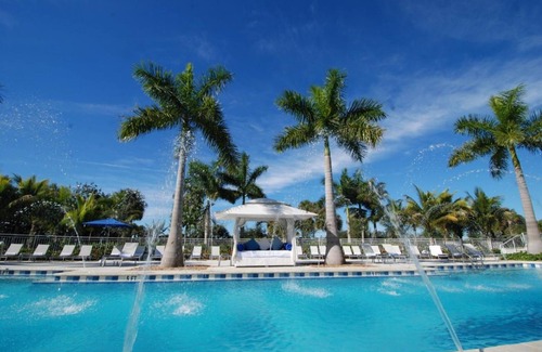 Ludlam House | 2 Convenient Rooms that Close to Everything | Outdoor Swimming Pool + Hot tub