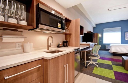 Jekyll Island Hotel | 2 Convenient Units w/FREE Breakfast, Pets Allowed. Close to Glory Beach!