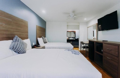 Clear Lake Shores Hotel | 2 Convenient Units w/Access to Kemah Boardwalk Access | Deck with Marina View