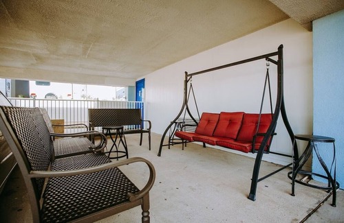 Clear Lake Shores Hotel | 2 Convenient Units w/Access to Kemah Boardwalk Access | Deck with Marina View